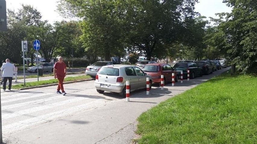 Przyjeżdżają na giełdę w Bydgoszczy i parkują jak chcą - narzekają mieszkańcy Wyżyn [zdjęcia]