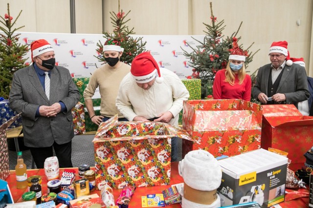 Pracownicy Urzędu Marszałkowskiego w Toruniu przygotowali trzy świąteczne paczki o wartości ponad 9 tys. złotych dla potrzebujących rodzin z regionu. Wśród obdarowanych, w ramach akcji „Szlachetna Paczka”, jest także rodzina z okolic Włocławka