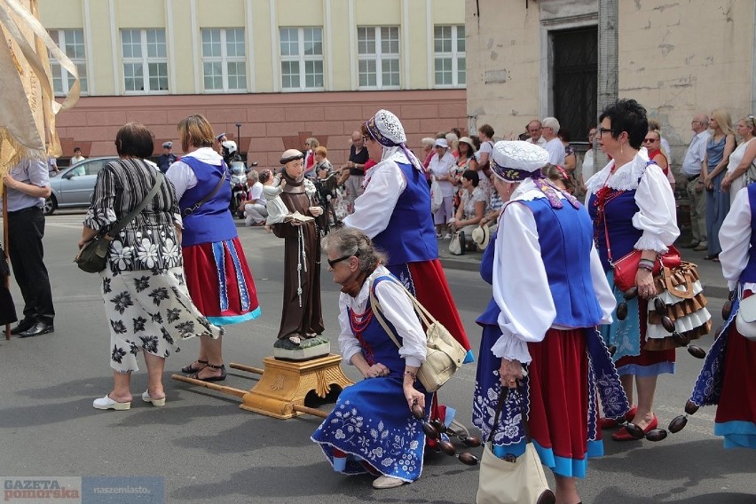 Tradycyjna procesja w święto Bożego Ciała przeszła ulicami...