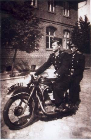 Jerzy Wołocznik (z prawej), obok jako tamburmajor Mieczysław...