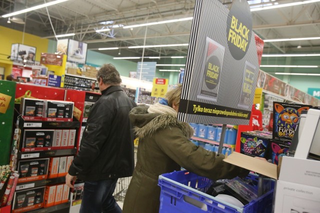 Wyprzedaże w Tesco w Silesia City Center w Katowicach rozpoczęte. Tak wyglądał Black Friday