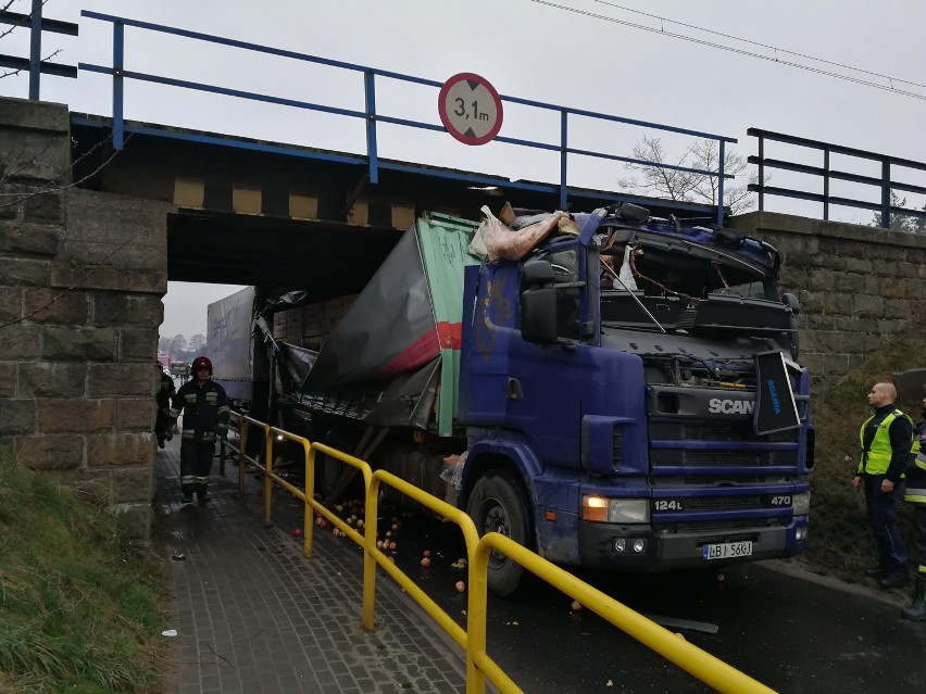 Wypadek w Izabelowie. Ciężarówka uderzyła w wiadukt [zdjęcia]