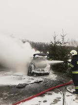 W Moszczance doszczętnie spłonęło osobowe auto