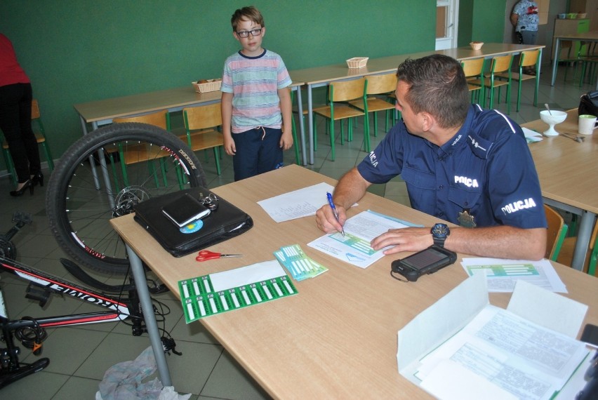 Znakowanie rowerów w szkole podstawowej w Dobrem z policjantami z Radziejowa [zdjęcia]