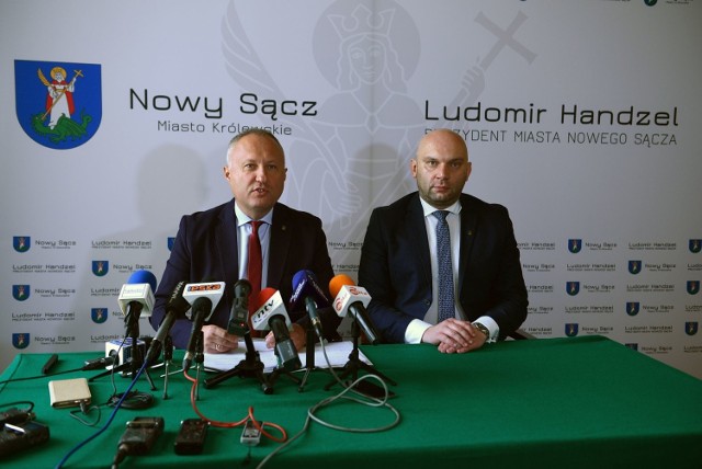 Prezydent Ludomir Handel (po lewej) stawia duży nacisk na promocję swojego wizerunku. Największy posłuch ma u niego właściciel IMSTUDIO Marcin Waśko. To on jest autorem takich planszy jak za plecami prezydenta Nowego Sącza