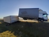 Kujawsko-Pomorskie - Silny wiatr przewrócił przyczepę ciężarówki na autostradzie A1. Zobaczcie zdjęcia