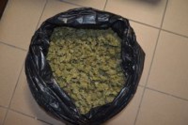 Policjanci znaleźli 2 kilogramy marihuany i 5 tysięcy paczek papierosów bez akcyzy