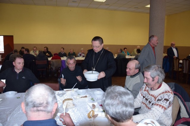 Metropolita Łódzki ks. abp Grzegorz Ryś odwiedził w środę Łask. Przy wielkanocnym posiłku spotkał się z mieszkańcami Łasku, którzy zimą korzystają z darmowych posiłków