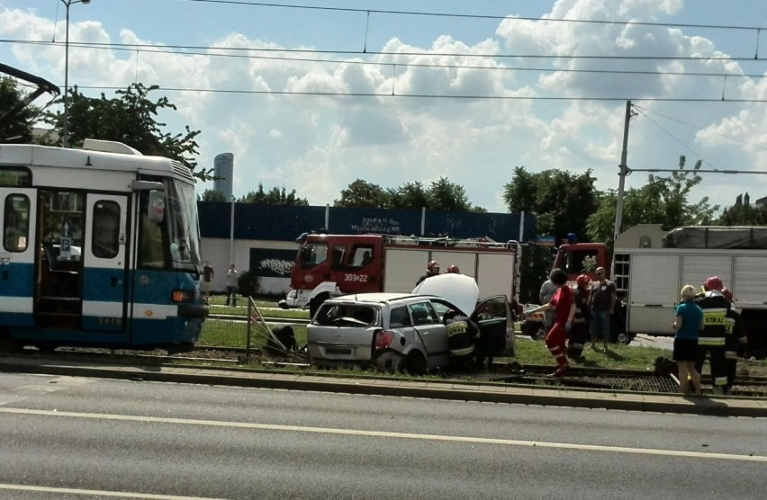Wrocław: Wypadek na Legnickiej. Zderzyły się dwa auta (ZDJĘCIA)