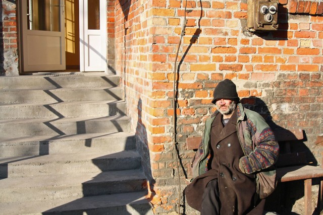 Wejście do jadłodajni Caritasu. Dziennie posiłku otrzymuje tutaj o 500 do 750 osób