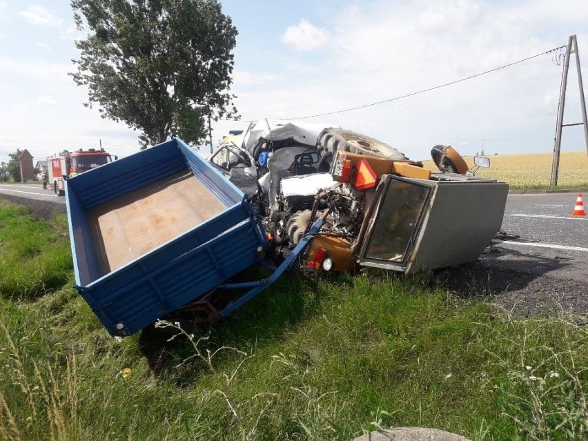 Tczew: zderzenie busa z ciągnikiem rolniczym 