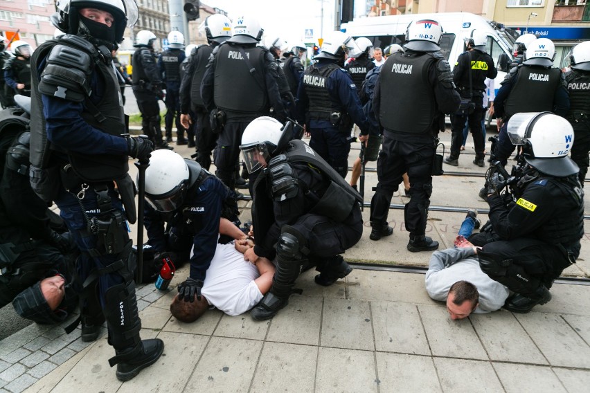 I Marsz Równości w Szczecinie. Podsumowanie wydarzenia. Policja postawiła zarzuty dwudziestu agresorom