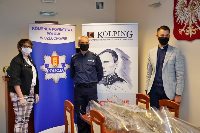 Komenda Powiatowej Policji w Człuchowie otrzymała od Stowrzyszenia Rodziny Kolpinga przyłbice i maseczki ochronne