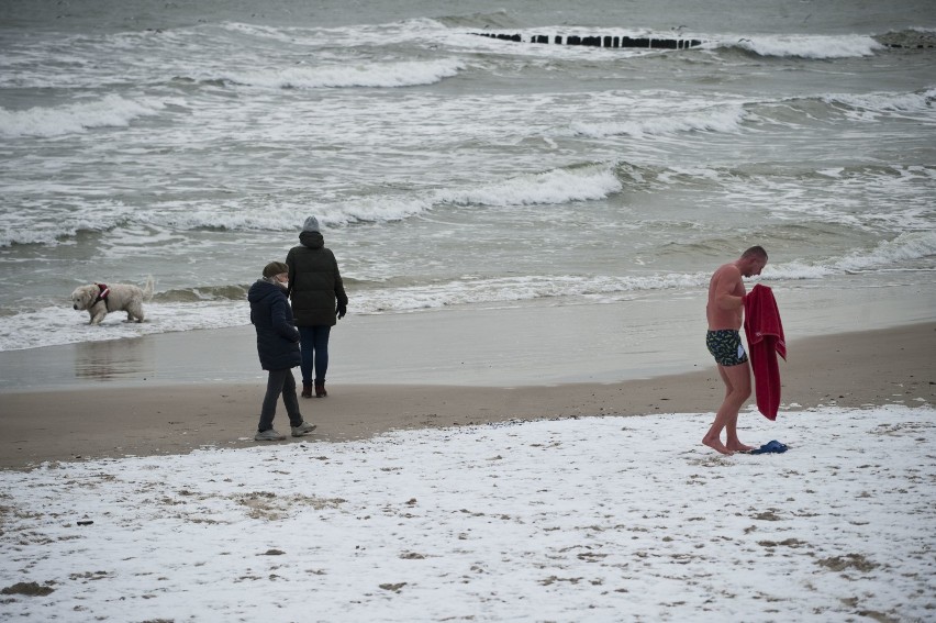 Zima w Kołobrzegu. Plaża, promenada i molo w śnieżnej aurze, okiem Radka Koleśnika