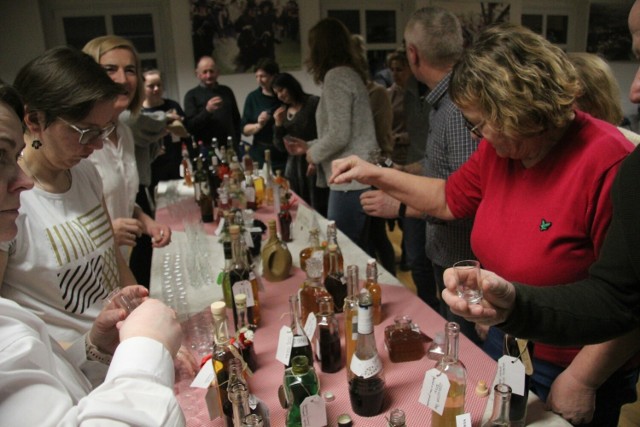 Święto nalewki i wina to cykliczny konkurs połączony z biesiadą organizowany przez ośrodek kultury w Tuchomiu. Cieszy się olbrzymim zainteresowaniem.