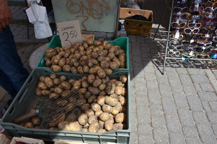 Chełm. Sprawdziliśmy jak kształtują się ceny owoców, warzyw i nowalijek na chełmskim bazarze - zobaczcie zdjęcia