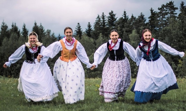 Zespół prezentuje autentyczny taniec, śpiew i muzykę folkloru Lachów Sądeckich z pogranicza lachowsko - pogórzańskiego, zarówno w formie tanecznej, jak i obrzędowo-zwyczajowej