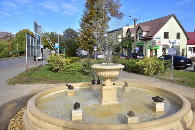 Nowa fontanna w Rogowie (powiat żniński). Zdjęcia ze środy (12.10.2022).