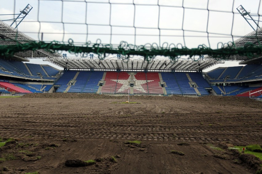 Rozkopali stadion Wisły. Będzie nowa murawa na mecz reprezentacji [ZDJĘCIA, WIDEO]