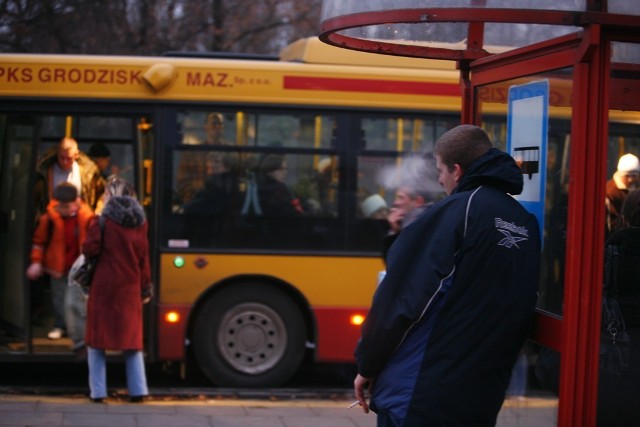 MPK Warszawa - Automaty biletowe w pojazdach

Zarząd Transportu Miejskiego sukcesywnie rozwija sieć automatów biletowych w pojazdach. Obecnie są już zamontowane we wszystkich pociągach SKM, w nowych tramwajach oraz w wielu autobusach, w tym przydzielonych do obsługi linii 175, kursującej na Lotnisko Chopina