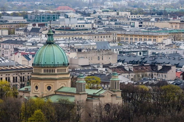 Koronawirus w Warszawie. Czy kościoły zostaną zamknięte? Wierni odmawiają specjalne modlitwy