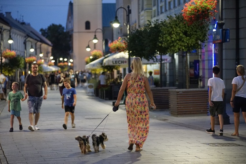 Nocne życie w Rzeszowie. Mieszkańcy korzystają z wolności! Zobacz zdjęcia z centrum miasta w sobotni wieczór