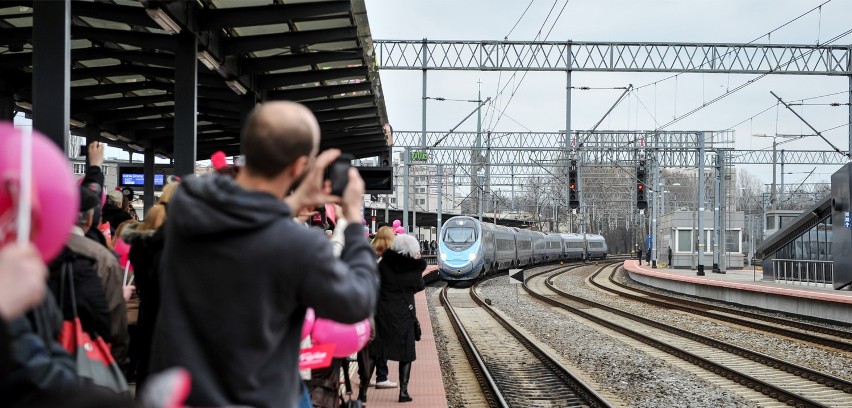 Powitanie pociągu Express InterCity Premium RADIOWA TRÓJKA w...