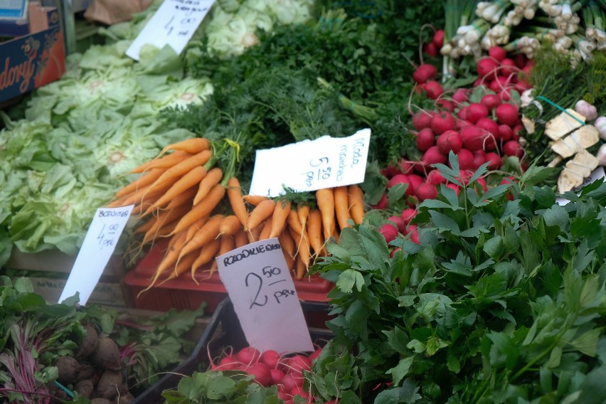 Aktualne ceny warzyw i owoców na targu w Żarach.