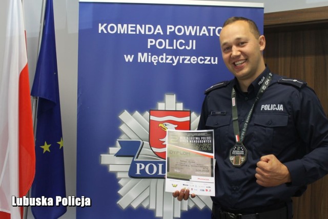 Policjant Mariusz Kozber prowadzi wiele zajęć sportowych, w tym uczy samoobrony ofiary przemocy domowej.