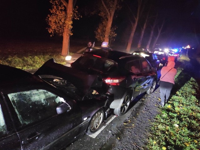 Zderzenie trzech samochodów osobowych w Opolu-Sławicach.