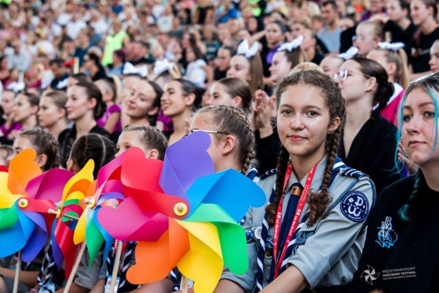 Zobacz nowe zdjęcia publiczności na Kadzielni podczas finałowego koncertu festiwalu harcerskiego w Kielcach.