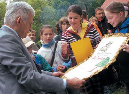 Europoseł Jerzy Buzek złożył podpis pod &amp;#8222;Aktem Adopcji Lipy Drobnolistnej&amp;#8221; przygotowanym przez uczniów Szkoły Podstawowej w Książenicach.