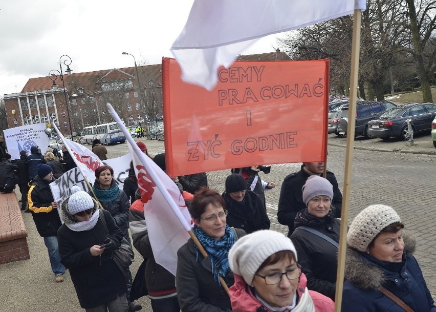 Manifestacja pracowników szpitala w Kościerzynie przed Urzędem Marszałkowskim w Gdańsku [ZDJĘCIA]