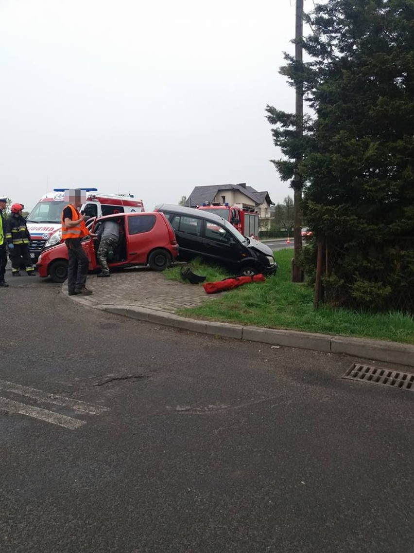 Dwa auta brały udział w wypadku na ulicy Bogumińskiej w...