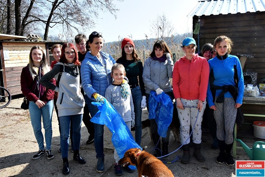 Działacze Przytul Pyska i ochotnicy sprzątali las (ZDJĘCIA) 