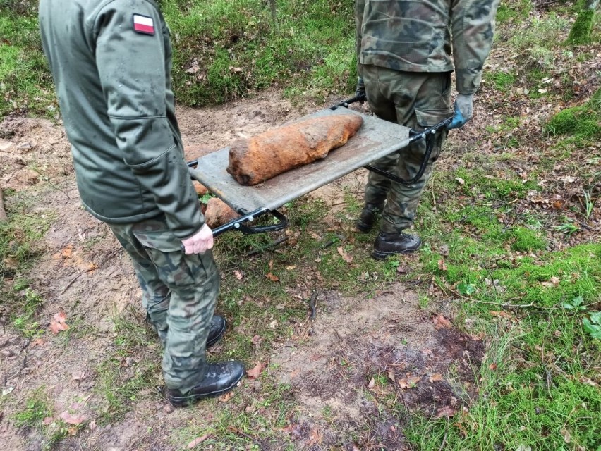 Niewybuchy znalezione przy remoncie drogi Łask - Szadek ZDJĘCIA