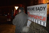 Nysa. Antyrządowy protest w obronie niezależnych sędziów na pl. Kościelnym