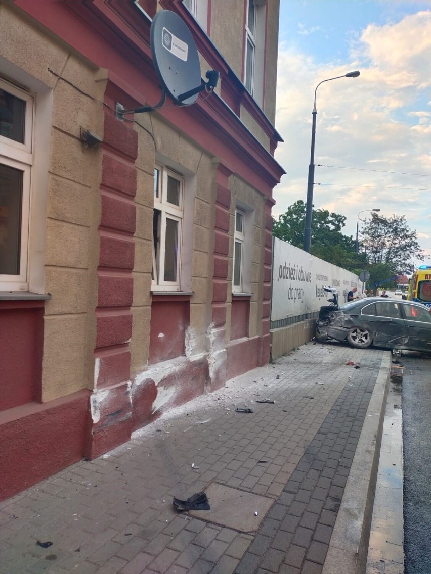 Pijany kierowca wjechał w betonowy mur na ul. Warszawskiej...