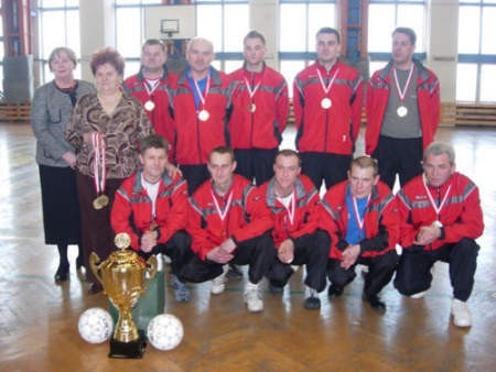 Zawodnicy Old Boys Imielin za zwycięstwo ligi otrzymali medale i spory puchar. Fot. Marcin Podleśny