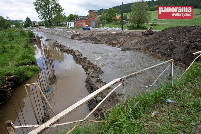 Remont koryta rzeki w Czarnym Borze w czerwcu 2013 r. w ramach usuwania szkód powodziowych