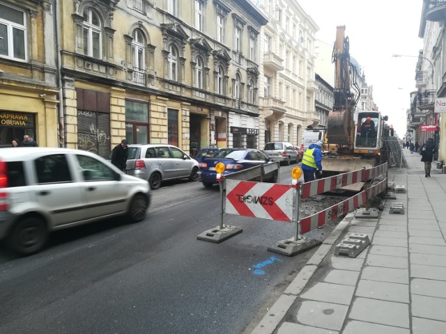 W poniedziałek, 100 lutego, rozpoczął się rewitalizacyjny remont ulicy Próchnika. Na odcinku od ul. Zachodniej do ul. Piotrkowskiej wygrodzony został prawy pas ruchu, a ruch odbywa się lewym pasem.

Więcej na kolejnym slajdzie ->