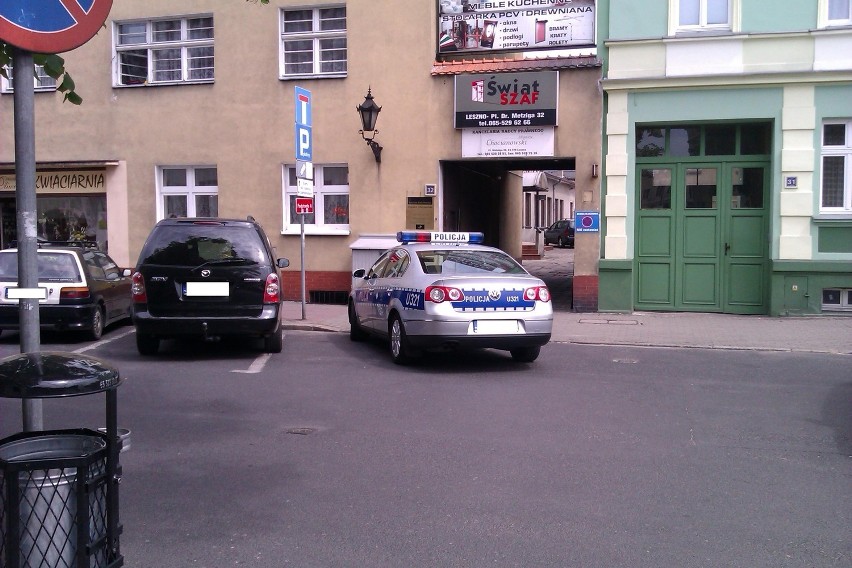 Leszno - parking przy Placu Metziga. Policyjny radiowóz...