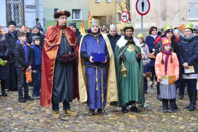 W wydarzeniu uczestniczyło ponad tysiąc osób z Nysy i okolicy. Wielu z maszerujących miało na głowach papierowe korony. Dzieci niosły chorągwie.