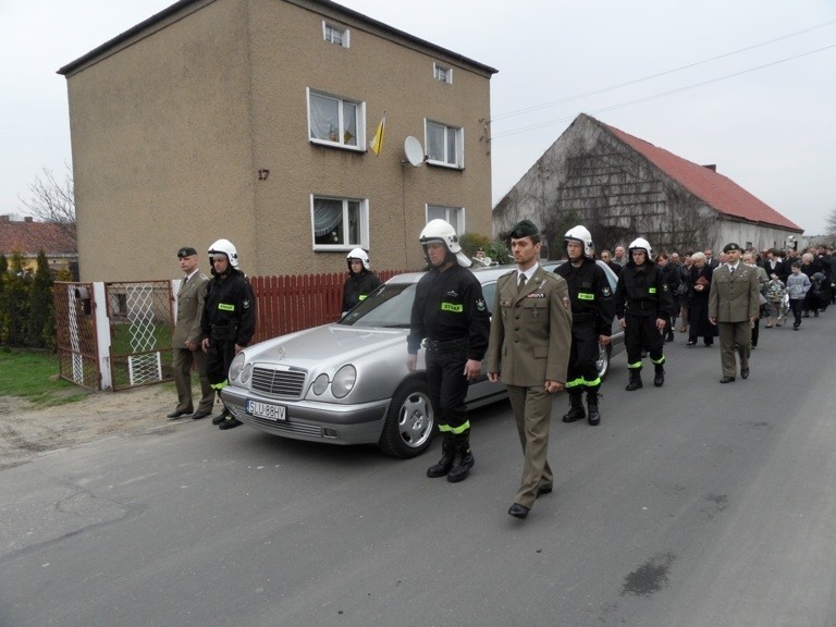 Rusinowice: Pogrzeb ks. Damiana Kominka [ZDJĘCIA]. Duszpasterza żegnały tłumy wiernych