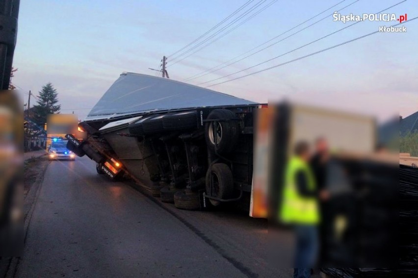 Przewrócona ciężarówka w Borowiance. Droga była zablokowana [ZDJĘCIA]
