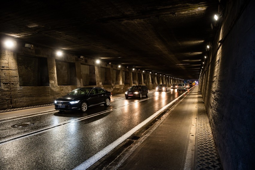 Nowe oświetlenie w tunelu i wejściach na mosty. Bezpieczniej dla pieszych i pasażerów