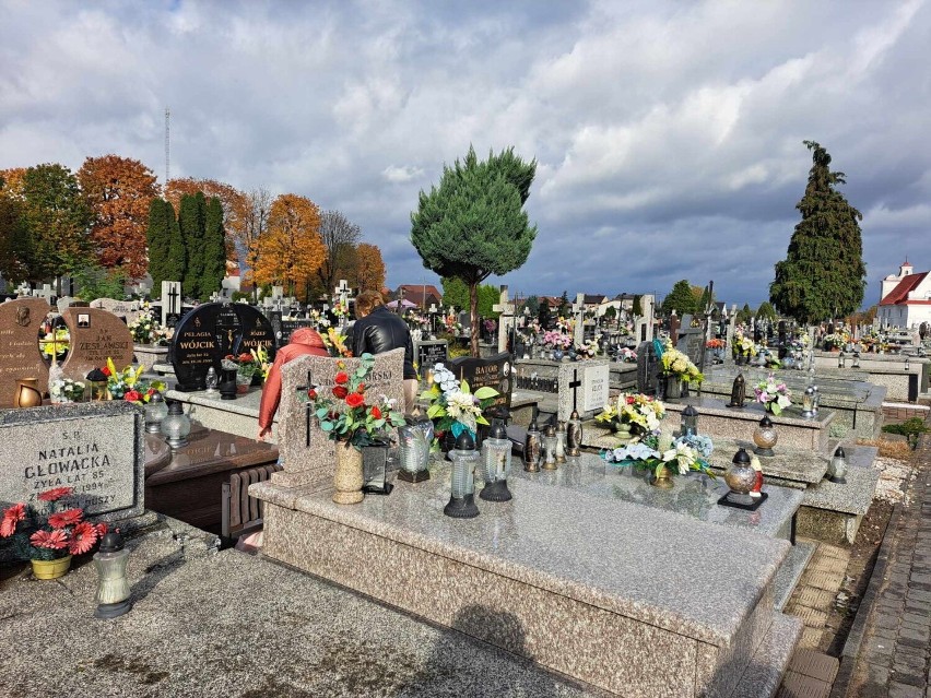 Przygotowania do Wszystkich Świętych we Włoszczowie. Wiele osób sprząta groby na cmentarzu