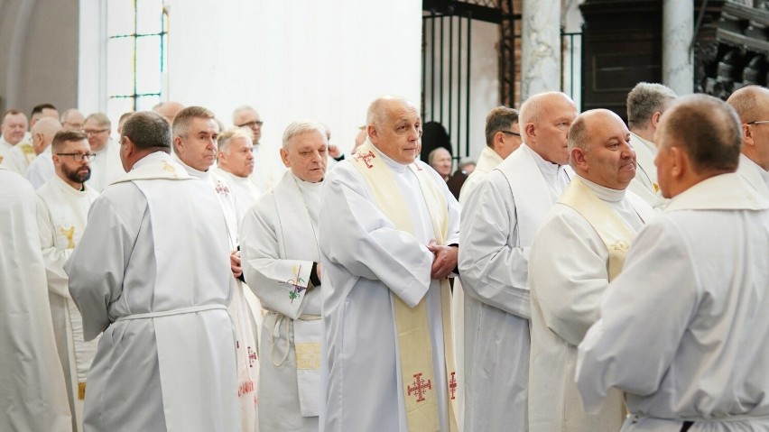Msza Krzyżma Świętego w Archikatedrze Oliwskiej. Arcybiskup Wojda modlił się o powołania duchowe