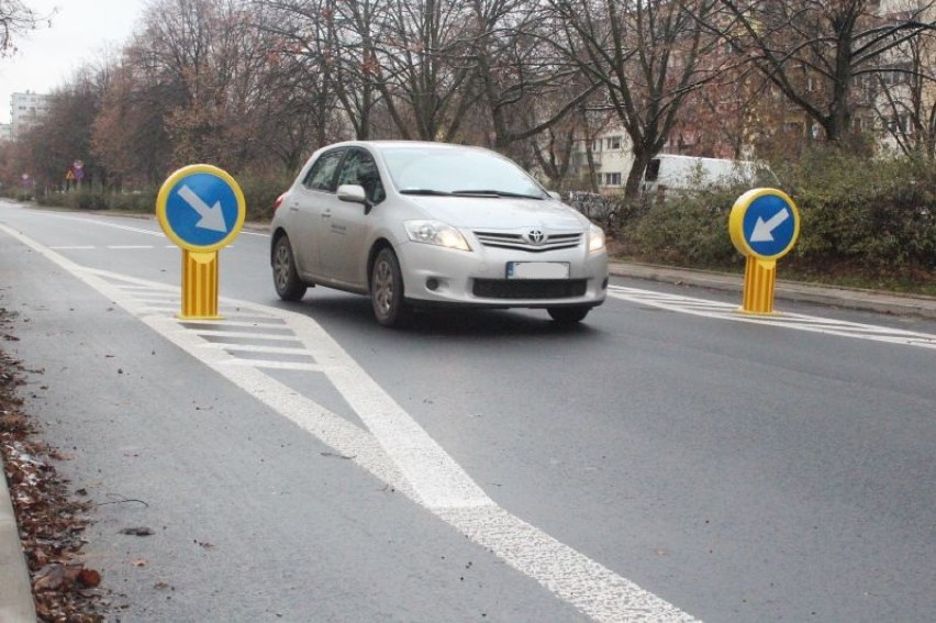 Jadąc ul. Lnianą i Grabieniec można natknąć się na nowe rozwiązania drogowe zastosowane przez ZDiT.