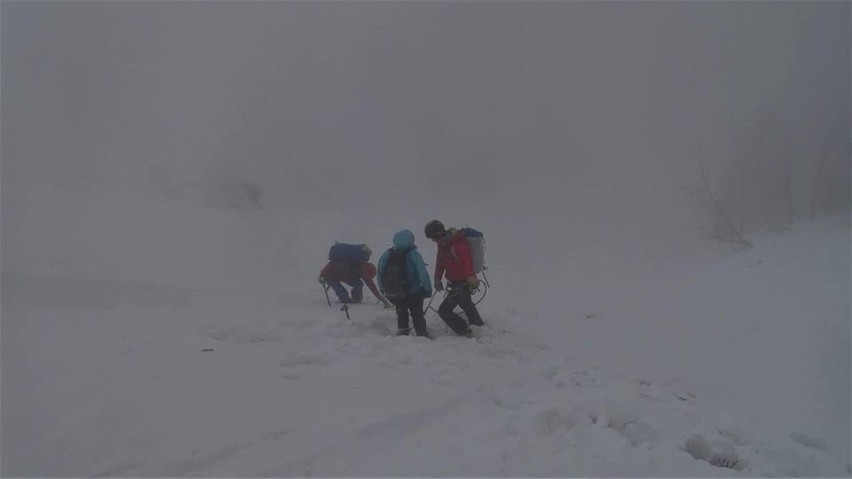 Akcja ratunkowa na Babiej Górze. Troje turystów utknęło w Żlebie Poszukiwaczy Skarbów [ZDJĘCIA]